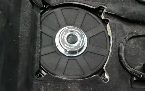 寶馬3系音響改裝優特聲402兩分頻+藍寶低音,釋放豪車專屬靚聲 寶馬3系音響改裝優特聲402兩分頻+藍寶低音,釋放豪車專屬靚聲