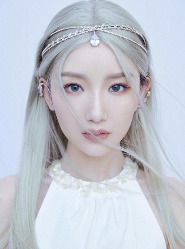 毛曉彤才是“冰肌美人”，太美了，不過最後迪士尼的照片太醜了