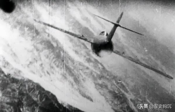 打下U-2,各位元帥都讓嶽振華坐自己身邊,他為何坐2位上將中間? 打下U-2,各位元帥都讓嶽振華坐自己身邊,他為何坐2位上將中間?