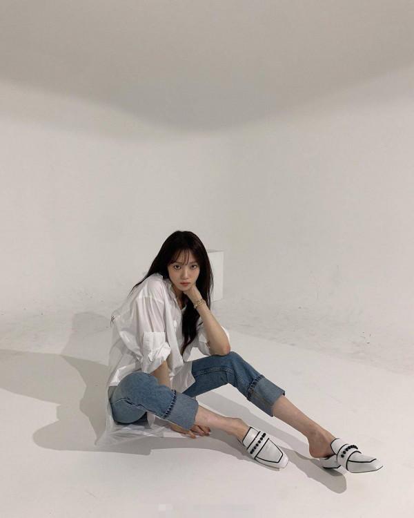 李聖經聖誕曬美照,“爛大街”白襯衫穿出女神感,腿長真的太優秀 李聖經聖誕曬美照,“爛大街”白襯衫穿出女神感,腿長真的太優秀