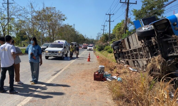 泰國一輛旅遊巴士發生側翻 致13人受傷