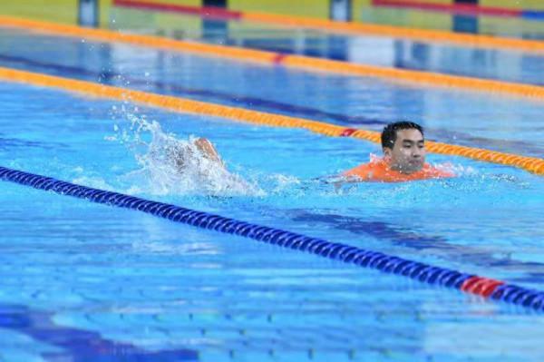 溫暖！特奧游泳比賽中救生員陪伴運動員游完最後80米