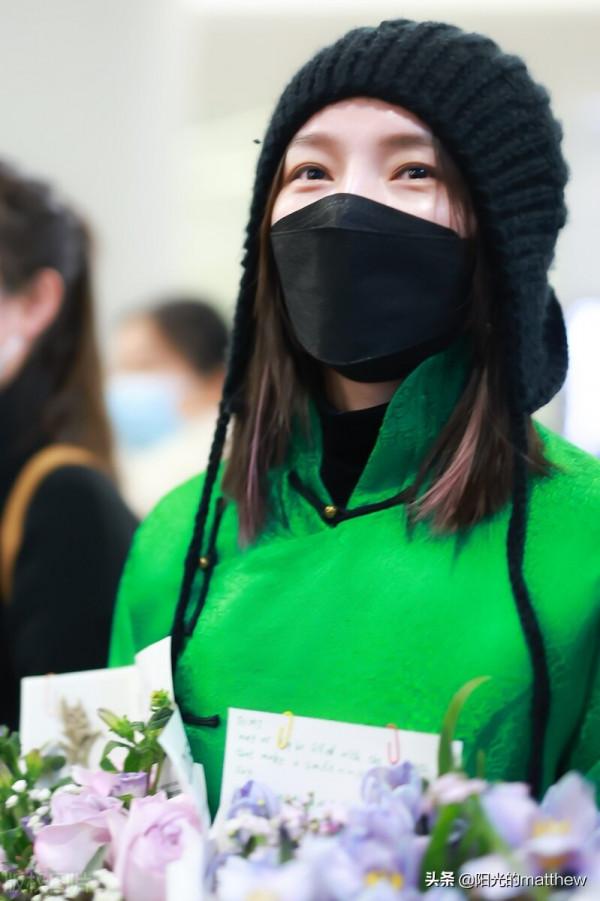 街拍：孟佳戴冷帽搭綠色上衣自信國風大氣漂亮