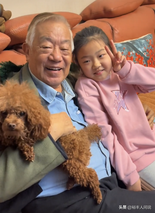 老戲骨高明花式秀演技,與孫女分享榮譽,五大男主獎盃擺在一起 老戲骨高明花式秀演技,與孫女分享榮譽,五大男主獎盃擺在一起