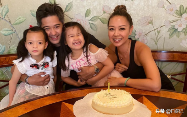 鍾麗淇一家四口去主題樂園遊玩為患罕見基因病的大女兒慶生