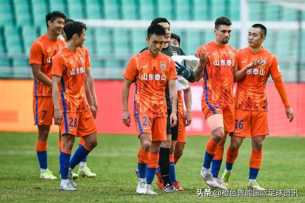 泰山隊平上港隊的比賽，球隊暴露替補後腰的問題，黃聰真的不行