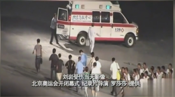 一秒之差從奧運舞臺摔落，終身殘疾，張藝謀愧疚一生的女人還好嗎