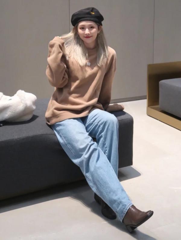 冬季穿牛仔褲，一定不要選闊腿的，直筒牛仔褲搭長靴、短靴都好看