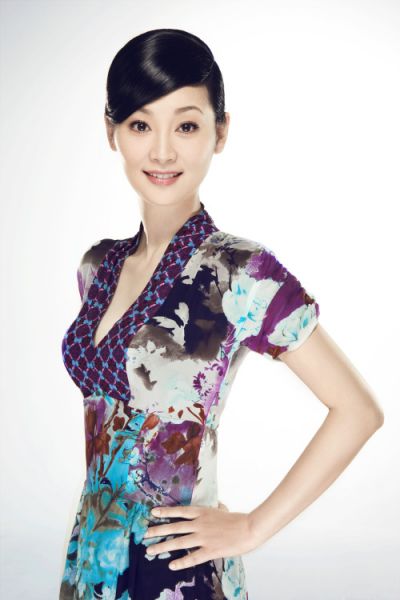 他是於藍之子，也是大導演，曾經深愛兩個女人，如今婚姻成謎