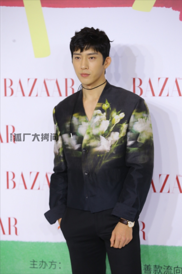 芭莎慈善夜紅毯:楊冪復古風美豔,baby宛若公主,景甜白成一道光 芭莎慈善夜紅毯:楊冪復古風美豔,baby宛若公主,景甜白成一道光