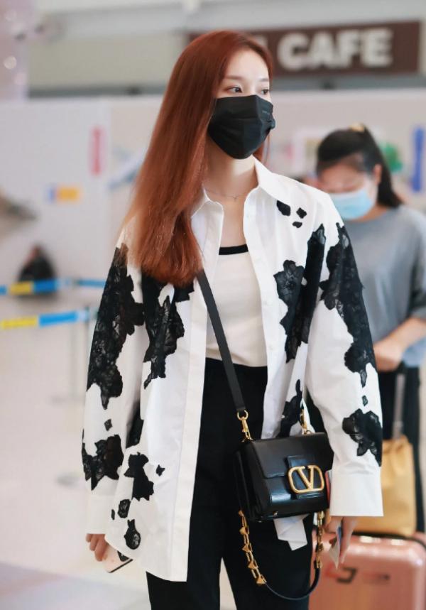 劉令姿才是愛豆身材，黑白刺繡襯衫高階典雅，清冷氣質太迷人