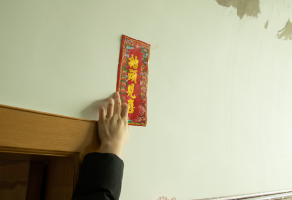 過年貼春聯別再用膠水！教你正確的做法，平整乾淨不留痕