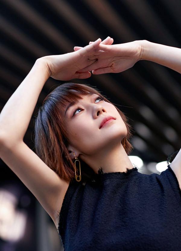 馬伊琍都市感秋日寫真曝光 精緻短髮幹練減齡手臂線條優越 馬伊琍都市感秋日寫真曝光 精緻短髮幹練減齡手臂線條優越