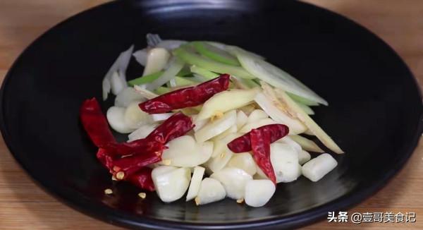 炒包菜時不要直接下鍋，難怪不好吃，大廚教你一招，鮮香又下飯