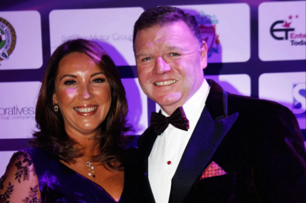 英國億萬富翁送出30份支票 惠及親戚朋友 並附上祝福卡片