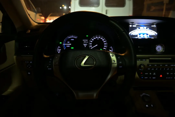 細數二手雷克薩斯ES300h的特點，什麼樣的人適合當車主？