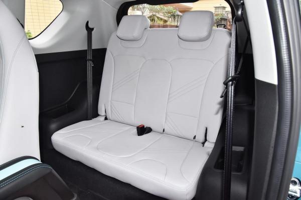 標配4座，入門續航301km，前後獨立懸架，奇瑞小螞蟻不是老頭樂