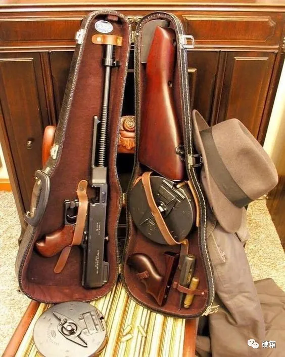 有一幫人,他們喜歡把湯普森衝鋒槍藏在琴盒裡 有一幫人,他們喜歡把湯普森衝鋒槍藏在琴盒裡