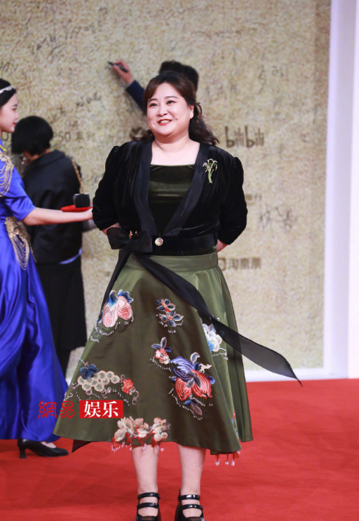 誰說瘦一定好看？金晨骨瘦如柴卻被賈玲吹彈可破的面板狀態打敗