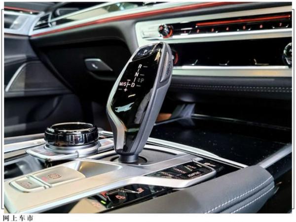 寶馬新款740i進店實拍!搭3.0T發動機,前臉換新,兼顧商務與運動 寶馬新款740i進店實拍!搭3.0T發動機,前臉換新,兼顧商務與運動