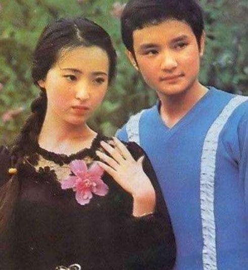 23歲爆紅，娶18歲初戀，28歲兒子夭折，歐陽奮強如今怎樣了？