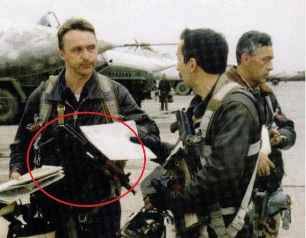 美俄飛行員都標配自動步槍，中國飛行員只配手槍，自衛是否夠用？