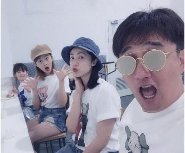 黃多多出現意外以後，父女首次現身，滿面愁容