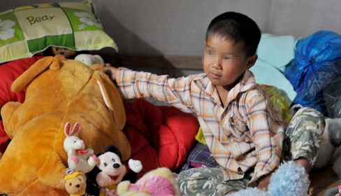 父母患艾滋去世，6歲小兒被村民隔絕，他開始獨立生活，酷愛練武