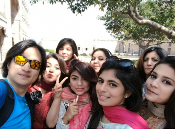 中國小夥娶巴基斯坦富商女兒，談婚論嫁時，岳父直接送一條商業街