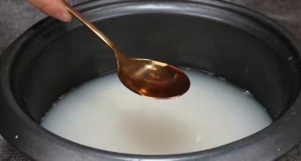 蒸米飯，直接加水蒸就錯啦，教你3個小訣竅，米飯粒粒分明不粘鍋