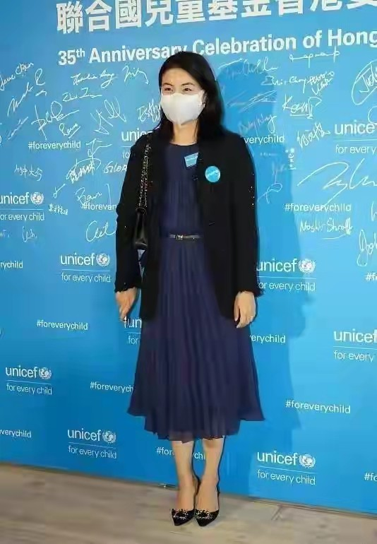 兩冠軍闊太世紀同框！郭晶晶穿一身粉少女感十足，張怡寧氣場更強