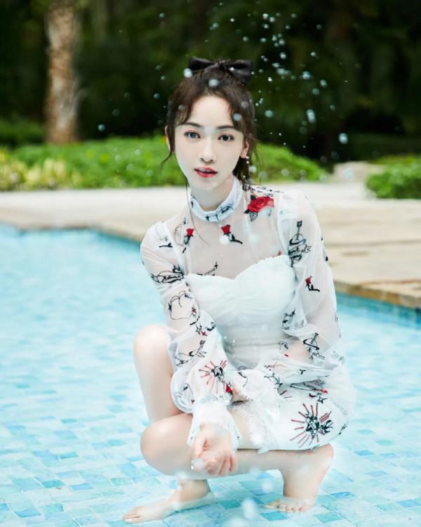 吳謹言，青春靚麗，笑容甜美