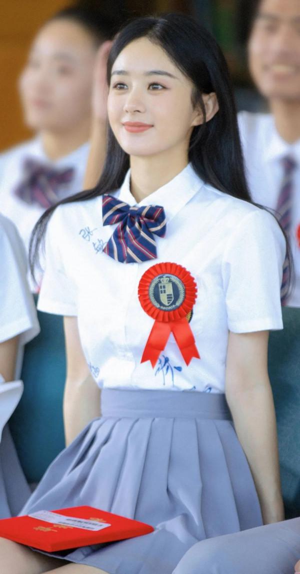 趙麗穎離婚後，一身學生裝把青春清純演繹的恰到好處