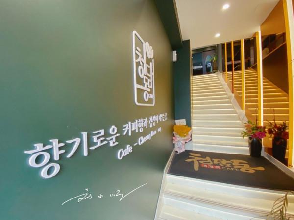 吉林延邊有一座邊境小城,位於三國交界處,街上招牌都用三國文字 吉林延邊有一座邊境小城,位於三國交界處,街上招牌都用三國文字