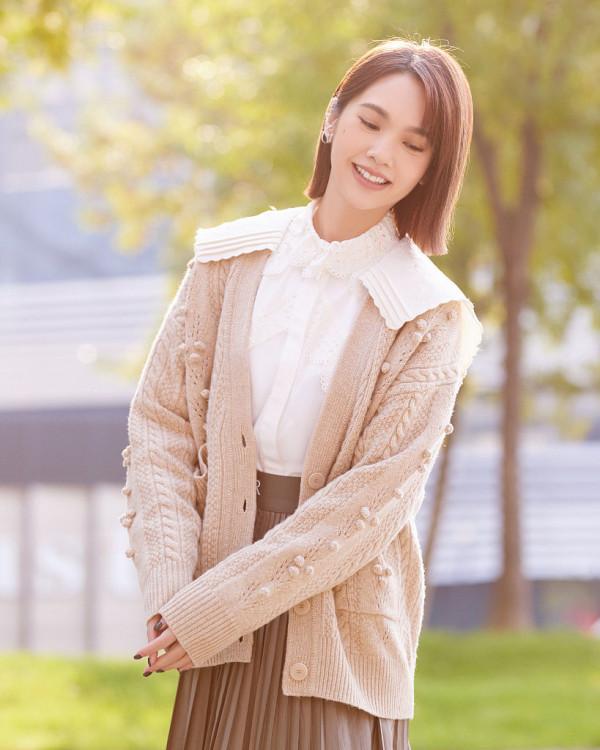 楊丞琳的穿搭真是寒冬的一股暖流，毛衣半裙甜糯清純，溫暖又治癒