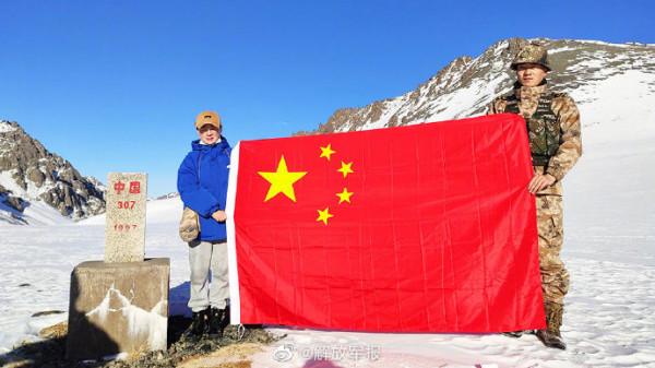 曬曬我的全家福丨界碑和國旗見證邊防軍人的愛情
