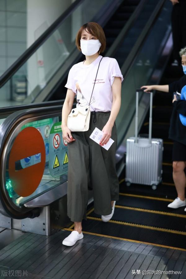 街拍:馬伊俐白Tee+綠色休閒褲隨性自在 街拍:馬伊俐白Tee+綠色休閒褲隨性自在