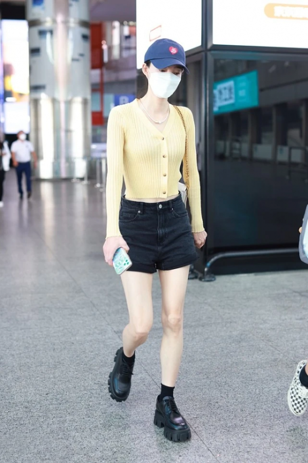 王麗坤不愧是舞蹈專業的,穿針織衫+短褲也很高階,線條感真優美 王麗坤不愧是舞蹈專業的,穿針織衫+短褲也很高階,線條感真優美