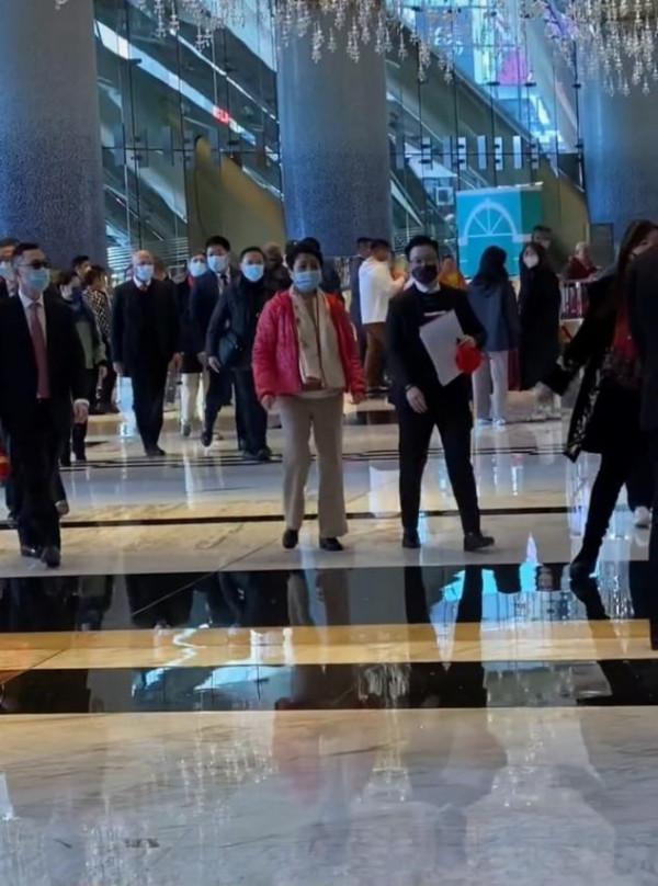 賭王四太太有排面！新年上班眾人跟隨，穿粉羽絨服扮嫩氣質太出眾