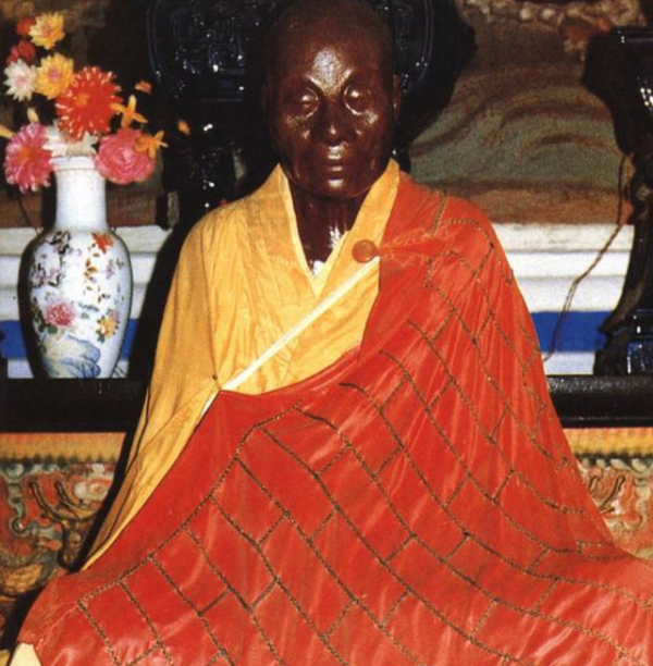 2000年，江西小夥在家中供奉“木乃伊”，此人卻是親生父親