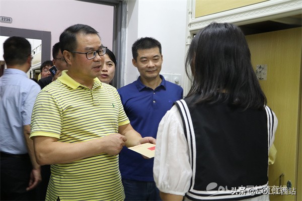 江西師大科技學院院領導走進學生宿舍看望2021級新同學 江西師大科技學院院領導走進學生宿舍看望2021級新同學