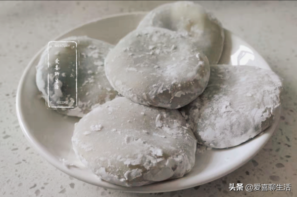 平時嘴饞就吃它，一次多做幾個存起來，吃時煎一煎，既方便還好吃