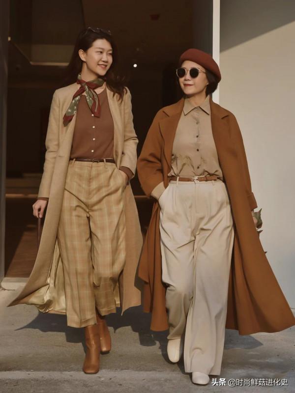 今秋的外套流行“過膝不過踝”，舒適顯瘦，五六十歲的女人穿太美