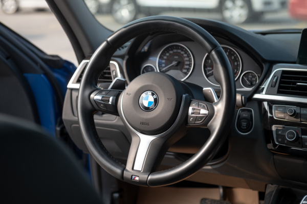 高功率、長軸距，運動家用兩面兼顧——二手寶馬330Li