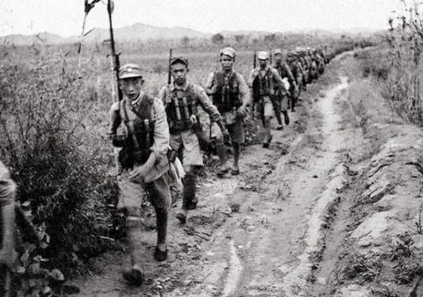 抗日隊伍只剩兩人，隊長：快槍斃我！下級不忍，急中生智逃過一劫