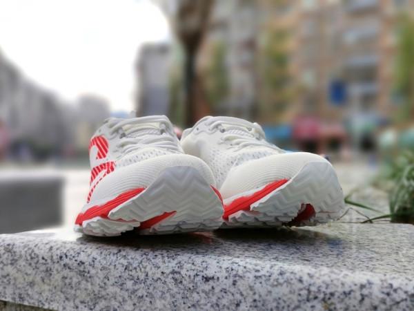 咕咚智慧跑鞋21K馭風體驗 緩震媲美亞瑟士 軟彈媲美李寧䨻