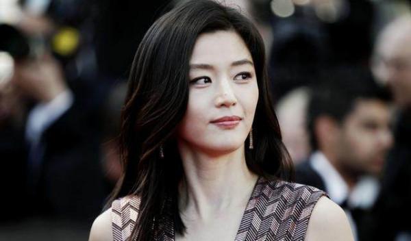 這樣的全智賢你很難見到，美麗大方，讓人賞心悅目