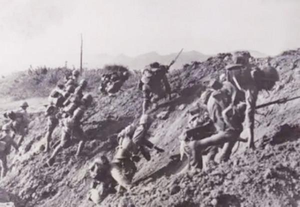 敵人都進村了八路還沒察覺仍在出操，鬼子指揮官見狀說：必有埋伏