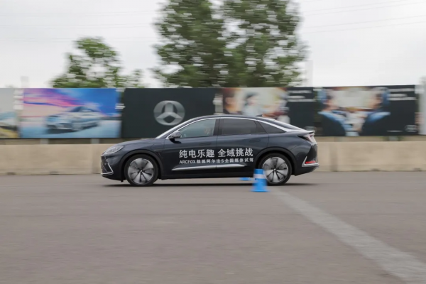 4.5秒破百，車長近5米的國產高階轎車竟是賽道高手，開著超爽