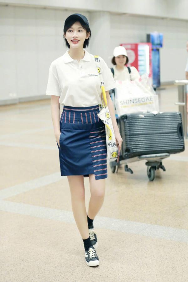 張儷真酷！襯衫釦子不繫直接塞褲子下，網友：這叫個性